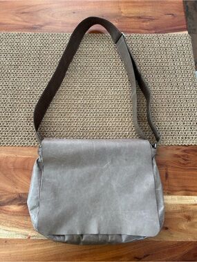 m0851 taupe worn leather small crossbody messenger bag